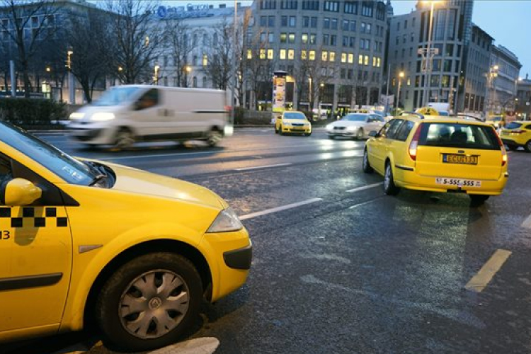 Péntek éjfélig folytatódhat a taxis demonstráció