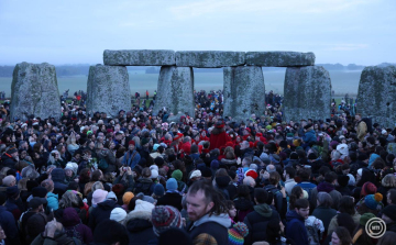 Ezrek ünnepelték Stonehenge ősi köveinél a téli napfordulót