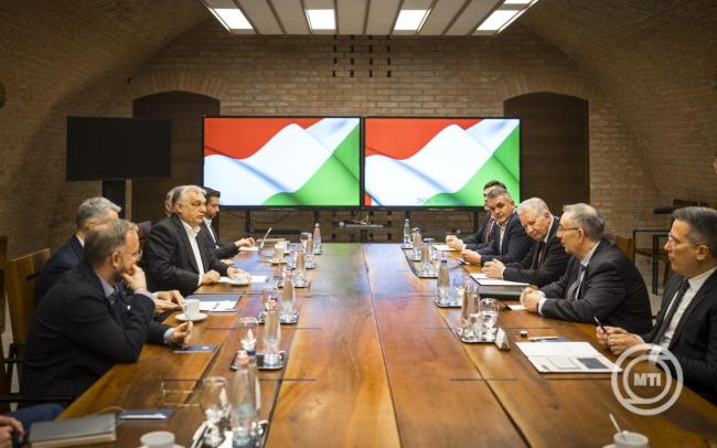 Orbán Viktor a gazdaszervezetek és a fuvarozók képviselőivel egyeztetett