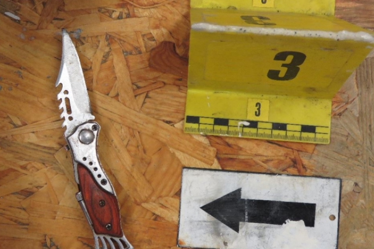 Késsel akart rabolni a nő, az eladó rázárta a boltot