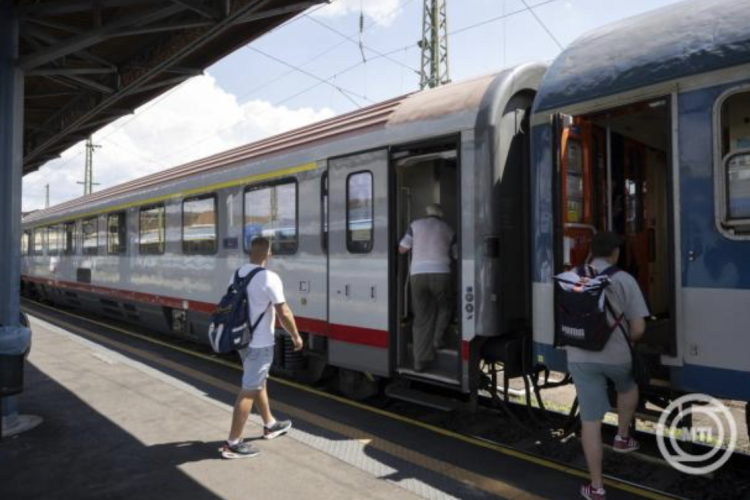 Vitézy Dávid: működik a vasúti és a buszközlekedés az országban