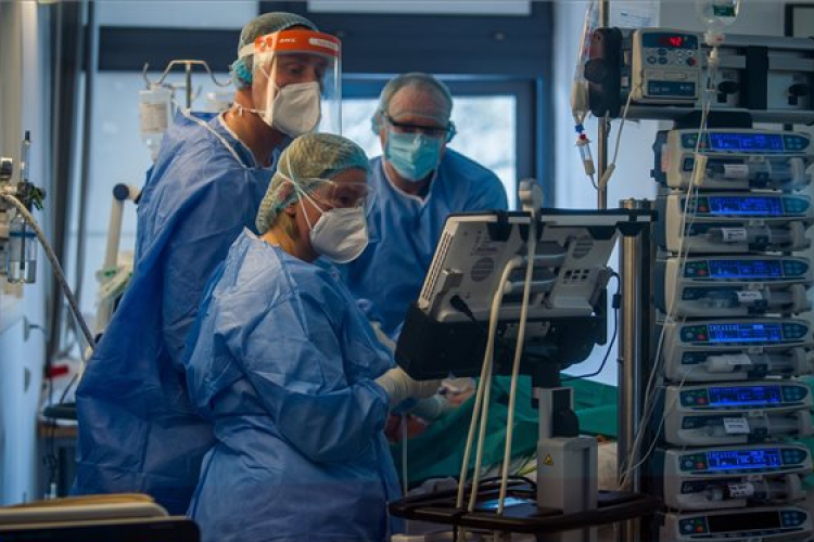 A fertőzöttek száma 463,8 millió, a halálos áldozatoké 6,058 millió a világon