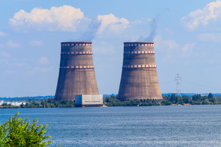 Orosz védelmi minisztérium: a reaktortértől tíz méterre okozott károkat az ukrán dróncsapás a zaporizzsjai atomerőműben