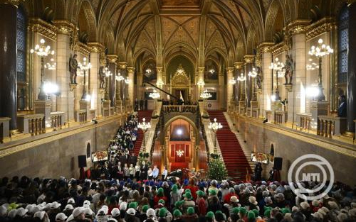 Nyolcszáz hátrányos helyzetű gyereket láttak vendégül a Parlamentben