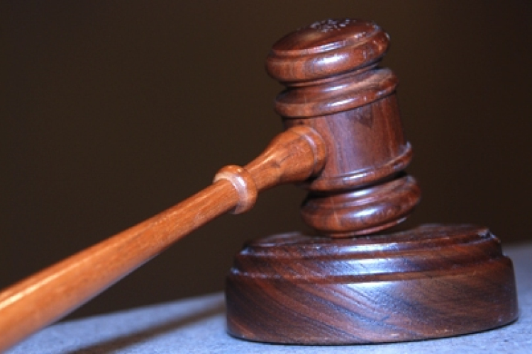 Vádat emeltek egy mentőkre támadó férfi ellen