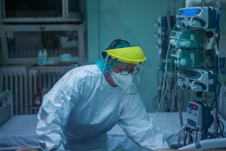 A fertőzöttek száma 387,6 millió, a halálos áldozatoké 5,711 millió a világon